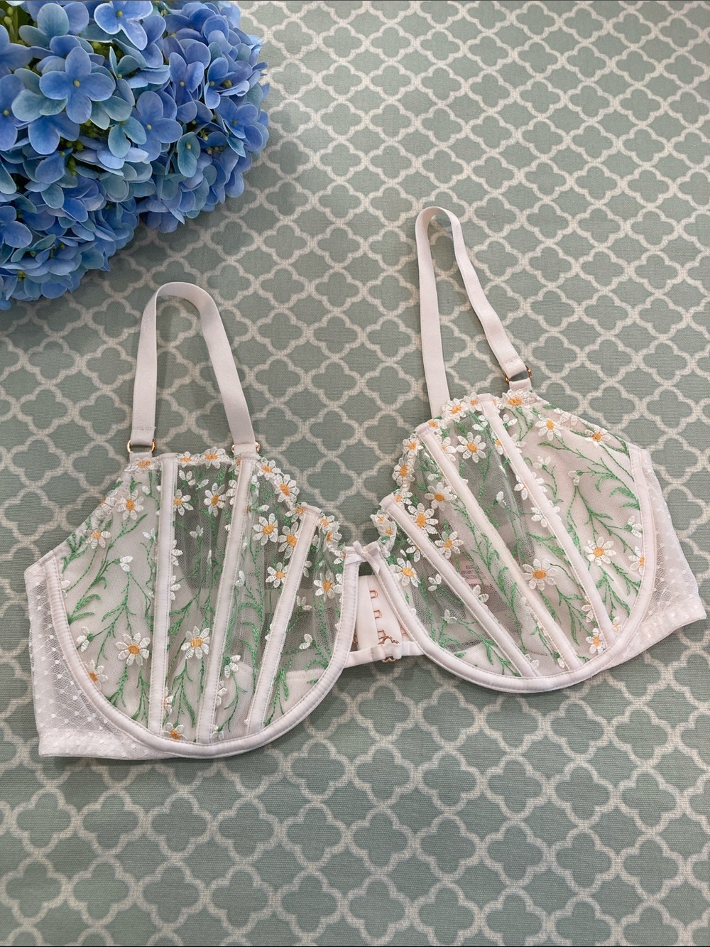 Victoria’s Secret Dream Angels Wicked Daisy Chain Embroidery Unlined Bra 40D